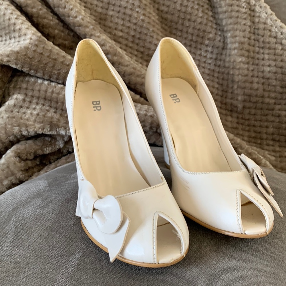 BP. Winter White peep toe 👠 heels 6 1/2